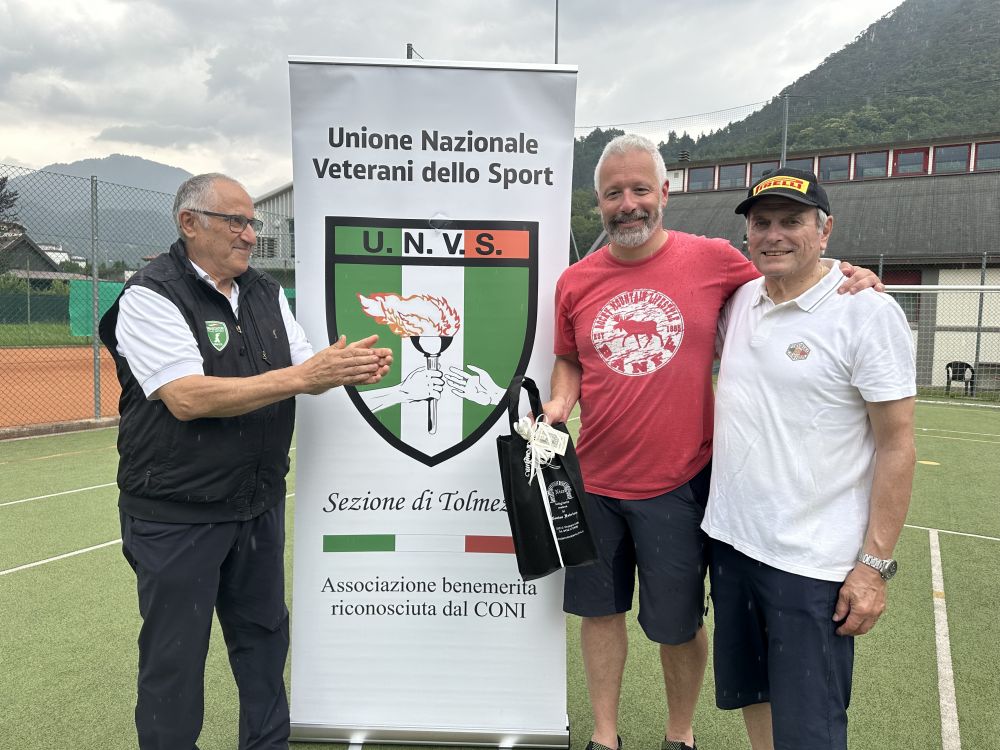 Da sx Tarcisio Fattori, delegato regionale, Claudio Stocco capitano della squadra tolmezzina, Claudio Brollo, Presidente della Sezione di Tolmezzo.