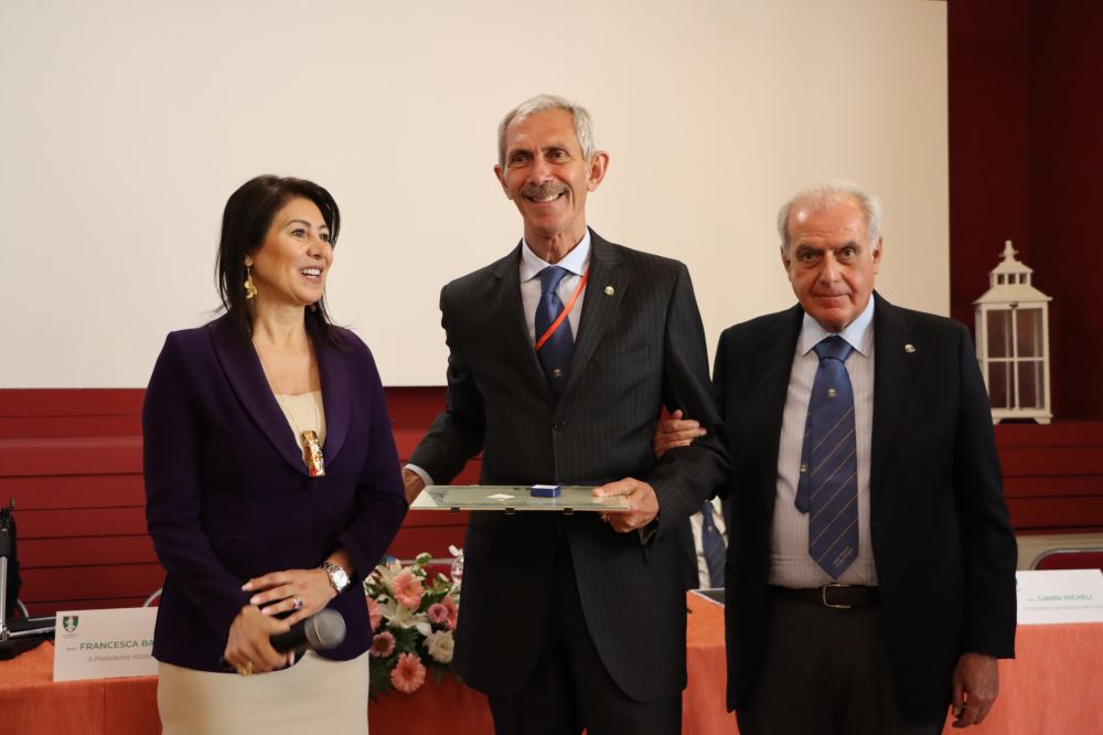 Il Presidente della sezione di Parma Andrea Barella riceve il distintivo d'argento di Alessandro Freschi della sua sezione